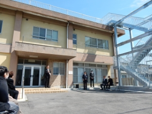 写真：津波避難用外付け階段体験会（高洲会館）1