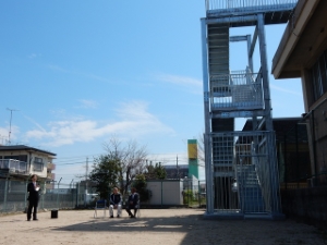 写真：津波避難用外付け階段体験会（さくら児童館）1