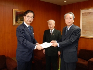 写真：津市特別職報酬等審議会 答申