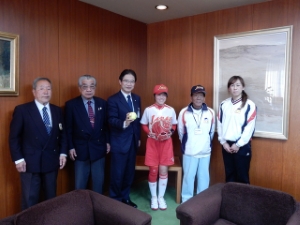 写真：2015年度国際親善小学生ソフトボール大会出場選手 来訪