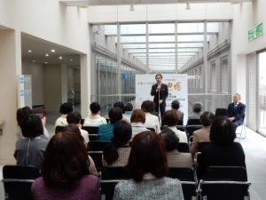 写真:いけばな池坊展津支部花展「未来へつなぐ花の輪」オープニングセレモニー 挨拶