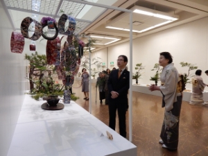 写真:いけばな池坊展津支部花展「未来へつなぐ花の輪」 鑑賞
