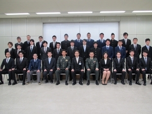 写真：津市自衛隊入隊入校予定者激励会 挨拶