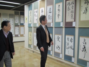 写真:第28回全国シルバー書道展三重展 鑑賞