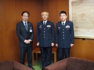 写真:山本祐一中部航空警戒管制団司令兼入間基地司令、岩井田智第1警戒群司令兼笠取山分屯基地司令 来訪