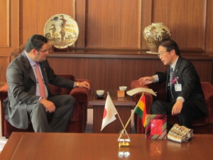 写真:駐日ボリビア多民族国大使館 エリック・サアベドラ特命全権大使 来訪1