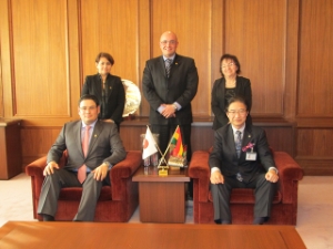 写真:駐日ボリビア多民族国大使館 エリック・サアベドラ特命全権大使 来訪2