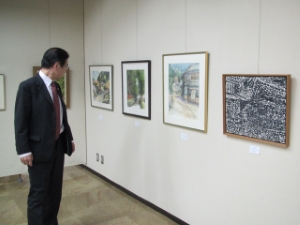 写真:津のまちを描く展 鑑賞