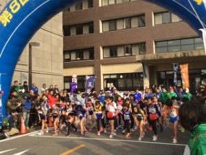 写真：第8回美し国三重市町対抗駅伝スタート1