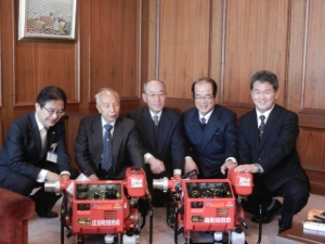 写真：オーユーセス株式会社からの「消防ポンプ」贈呈式