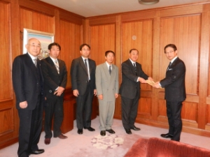 写真：津市内に本店を置く測量設計業者有志の会　森田正孝会長、山羽権一郎副会長ほか 役員来訪