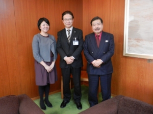 写真：Genuine Education Network 斎藤由佳子代表取締役社長、経済学者 斎藤精一郎様 来訪