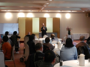 写真：津地域手をつなぐ親の会「新春初笑い会」挨拶