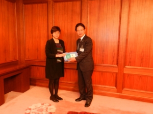 写真：NTT西日本三重支店 「平成27年版電話お願い手帳」ほか贈呈式