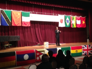 写真：津市国際交流協会ひさい支部主催「世界のパフォーマンス＆レストラン」挨拶