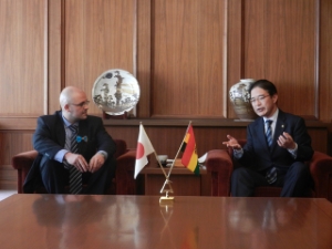 写真:ルイス・エドゥアルド・リオス臨時代理大使と1