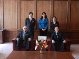 写真:ルイス・エドゥアルド・リオス臨時代理大使と2