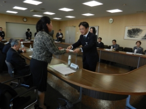 写真：津市特別職報酬等審議会 委員委嘱式