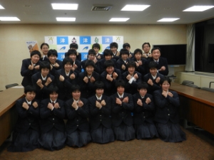 写真：津商業高等学校 女子バレーボール部選手 来訪