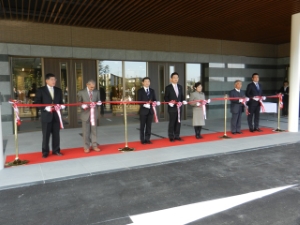 写真：津市新斎場「いつくしみの杜」竣工式 テープカット