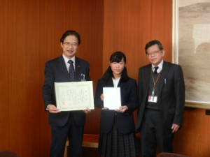 写真：「第5回いっしょに読もう！新聞コンクール」最優秀賞受賞　中村真子さん 来訪