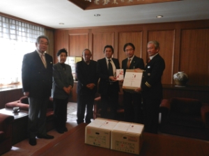 写真：「みな月会」から消防団に対する慰労品贈呈式