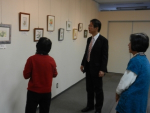 写真：敬和公民館自主講座「はがき絵教室」作品展 鑑賞