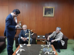 写真：竹細工「バランス竹とんぼ」吉川豊さん、平井秀次さん 来訪