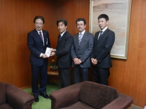 写真：JFEエンジニアリング津製作所役職会、ジャパンマリンユナイテッド津職長会・津班長会からの寄附贈呈式