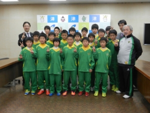 写真：バーモンドカップ第24回全日本少年フットサル大会出場 「津ラピドFC」来訪