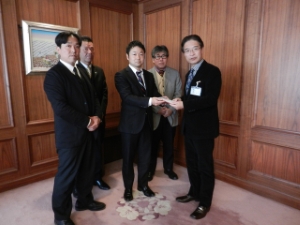 写真：連合三重津地域協議会、中勢地区労働者福祉協議会からの寄附贈呈式