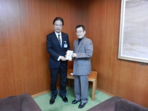 写真：「夢の会」からの寄附贈呈式
