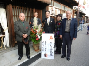 写真：第18回一身田寺内町まつり 激励（いきいき作品展）