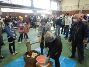 写真：村主小学校ふれあい活動 餅つき大会