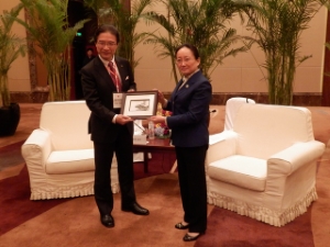 写真：鎮江市長との会見式2