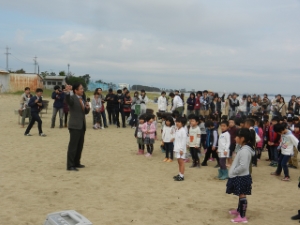 写真：津幼稚園「静かな浜辺で秋刀魚を食べる会」挨拶