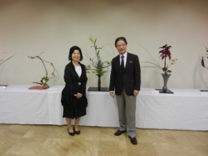 写真：津花道協会 諸流いけばな展 鑑賞