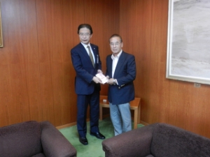 写真：社会を灯す音楽実行委員会からの寄附贈呈式