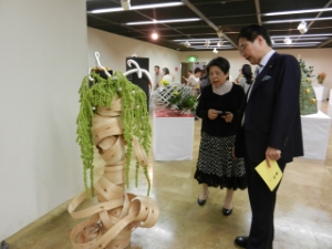 写真：草月いけばな展 鑑賞