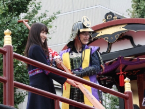 写真：和船山車「安濃津丸」高梨臨さん一日船長櫂引渡し式