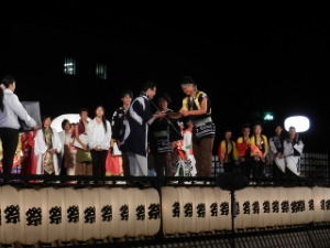 写真：津まつり「安濃津よさこい」ファイナル・市長賞プレゼンター