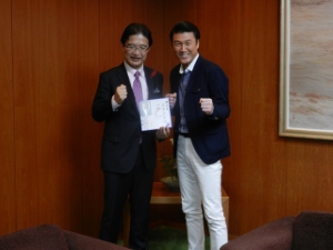 写真：歌手の山崎ていじさんと