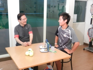 写真：プロテニスプレーヤー西岡良仁選手と1