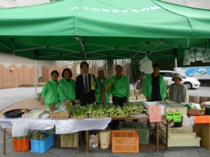 写真：八十六石まこもの集い「まこも即売会」激励