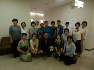 写真：アンサンブルあしたばの皆さんと2