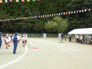 写真：八ツ山小学校、地区民合同運動会 挨拶