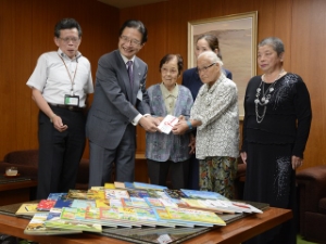 写真：津図書館への寄付贈呈式