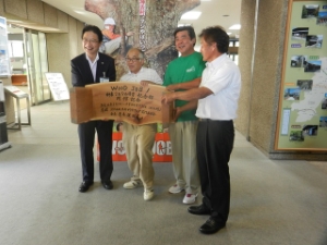 写真：「WOOD JOB！神去なあなあ日常 記念館」、「津市森林・木材利用促進フェア」関係者 来訪