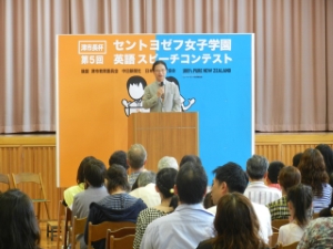 写真：第5回津市長杯セントヨゼフ女子学園英語スピーチコンテスト「小学生の部」挨拶