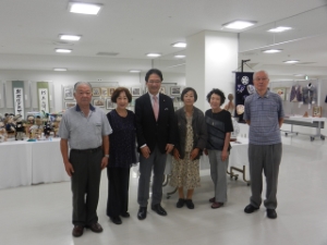 写真：津市老人クラブ連合会 第35回趣味の作品展 鑑賞